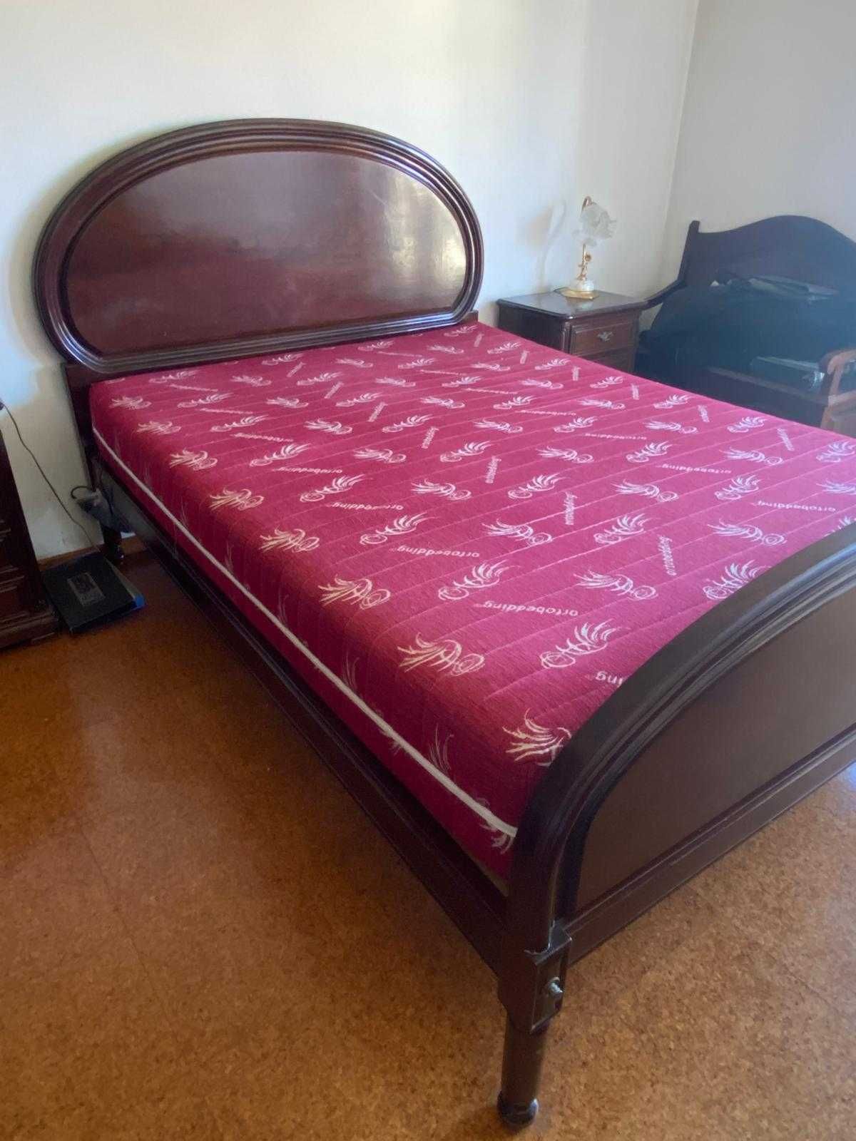 Cama de casal em madeira castanha