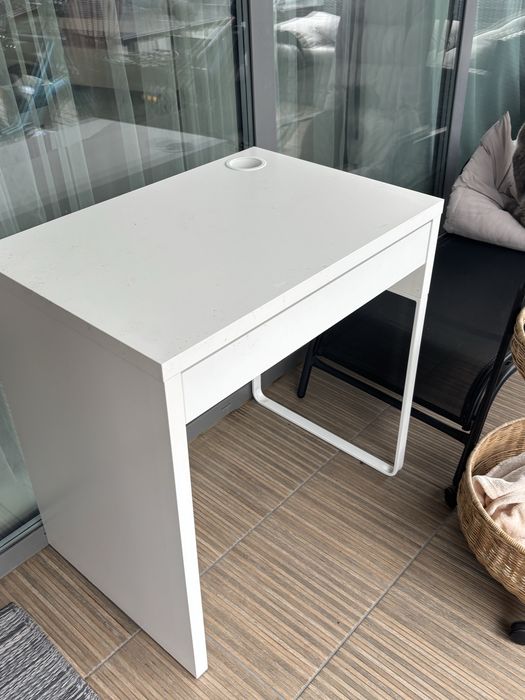 biurko ikea biale male z szuflada wysuawsna micke