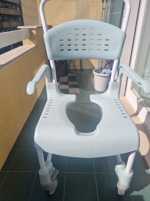 Cadeira de banho para pessoas com mobilidade reduzida