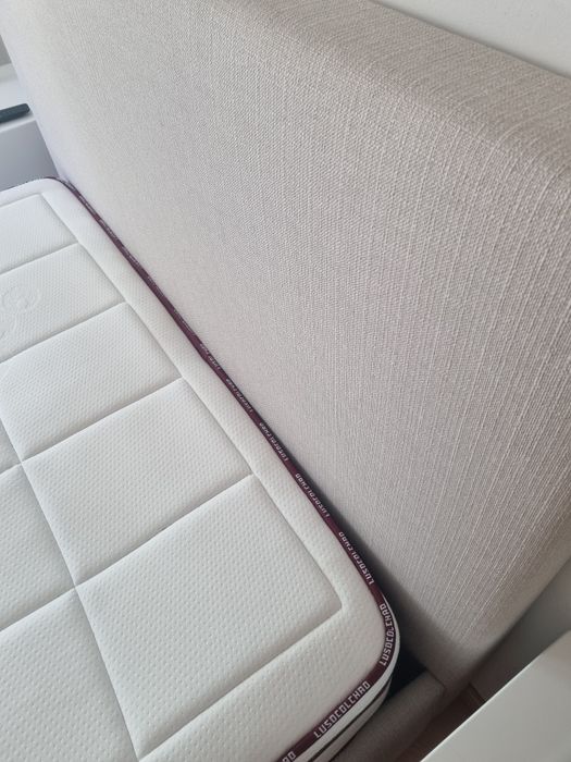 Vendo cama com cabeceira em tecido e colchão