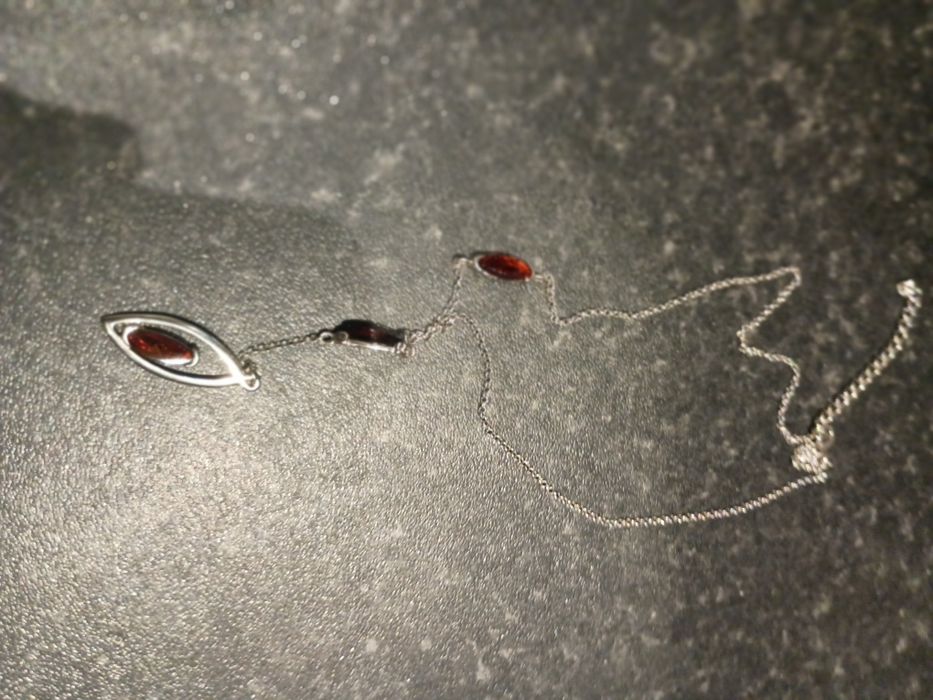 Srebrny łańcuszek z bursztynem