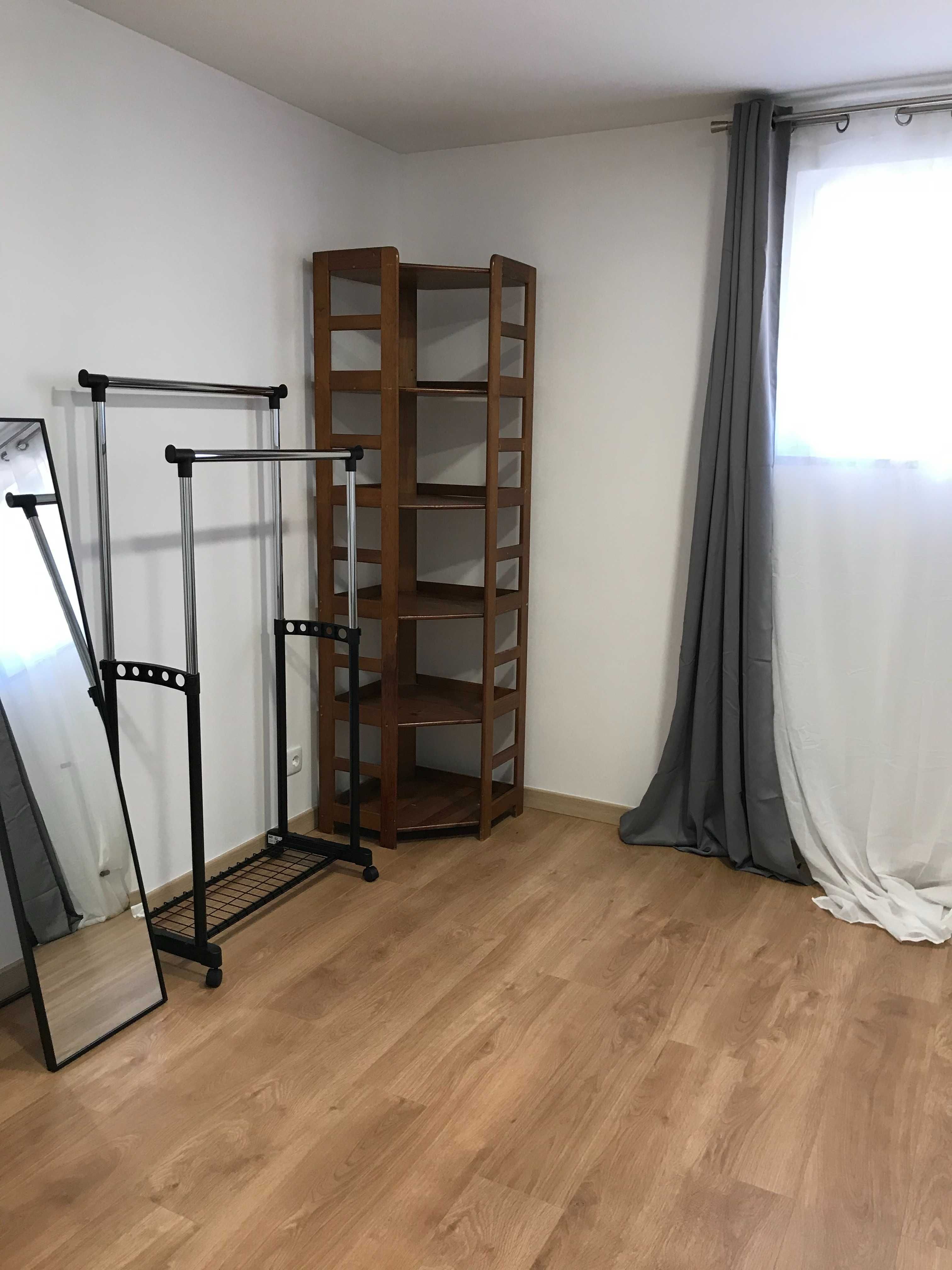 Quarto individual muito grande para rapaz