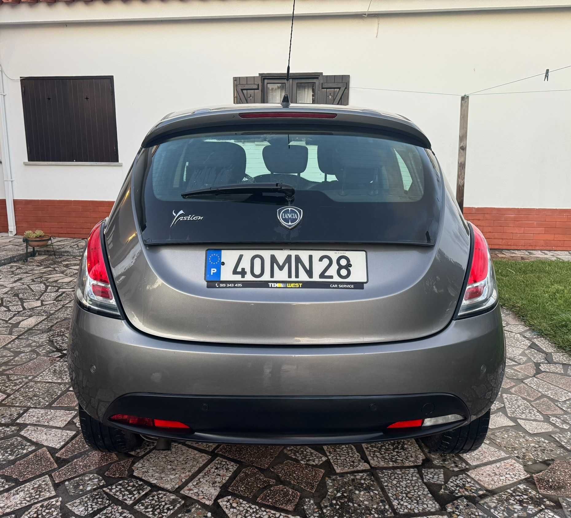 Carro económico - Gasóleo - 5 Lugares - Como Novo
