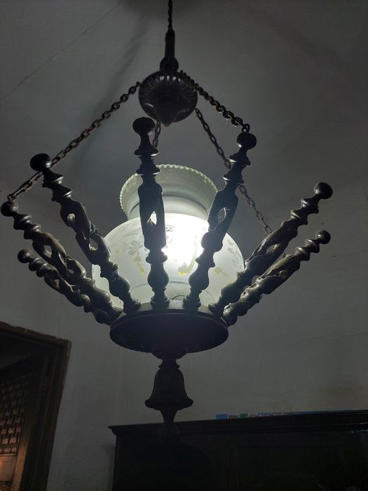 Candeeiro em madeira suspenso em correntes