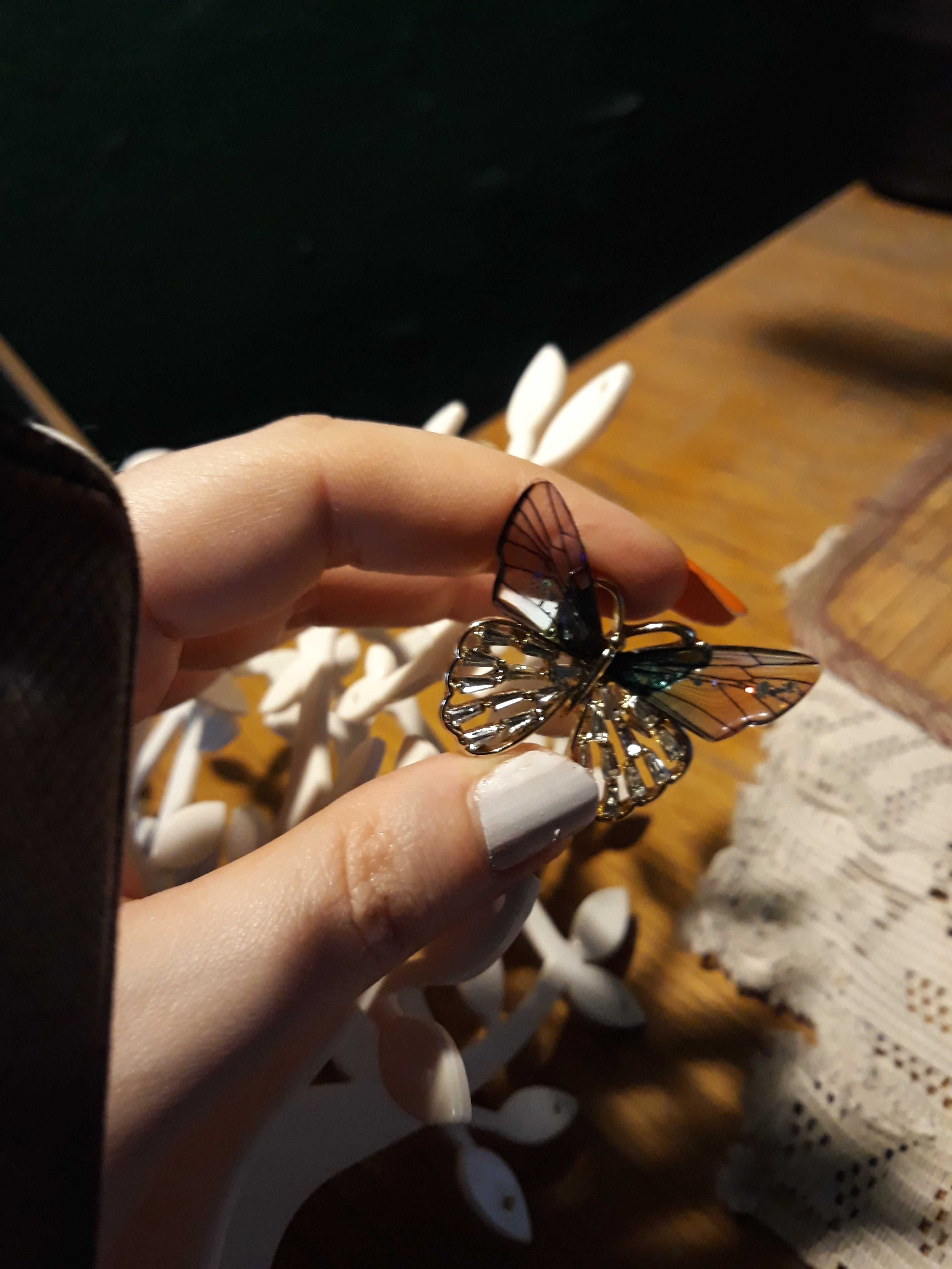 Piękna broszka w kształcie motyla