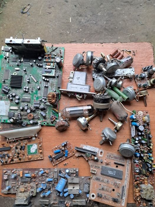 Плати радіодеталі.