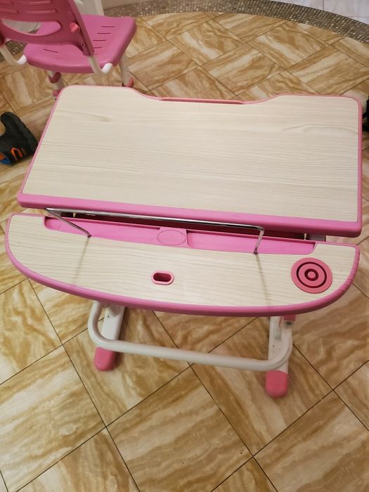 Парта, стілець дитячі.