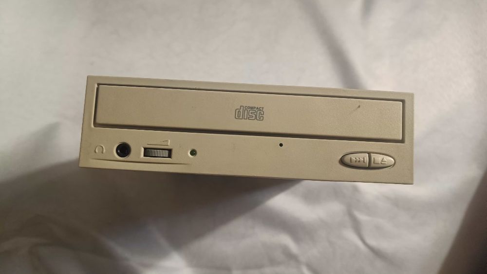 CD-ROM привод TEAC CD-552E