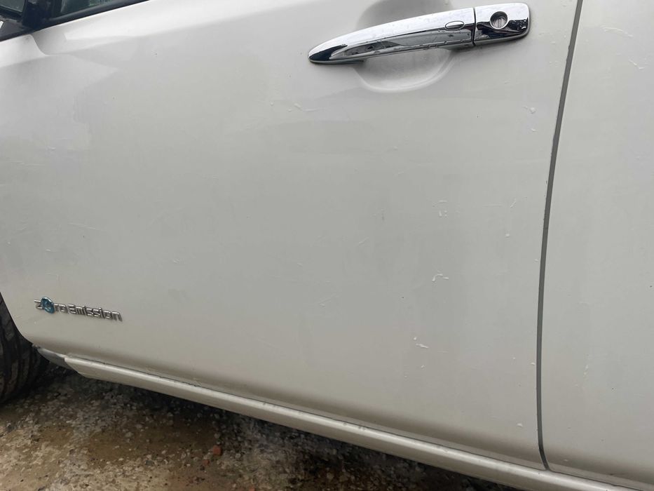 Nissan LEAF ZE0 2010-2017 двері передні ліві 326