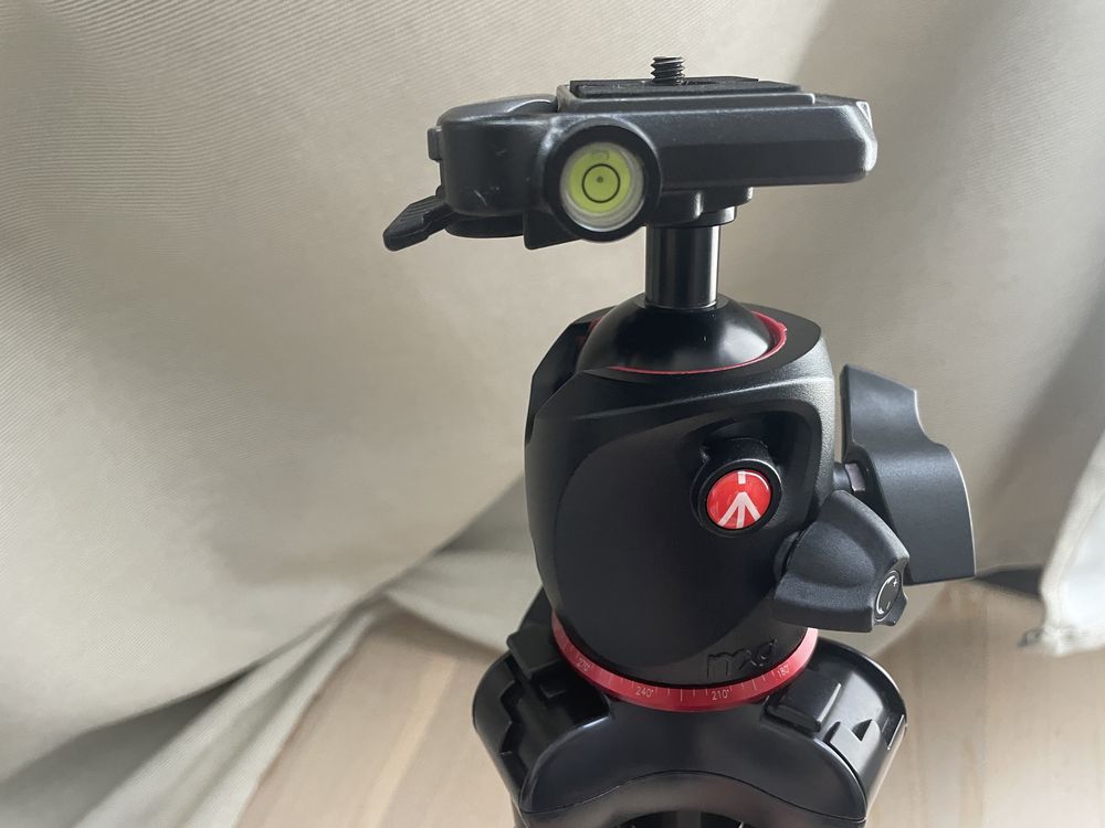 Statyw Velbon z głowicą Manfrotto