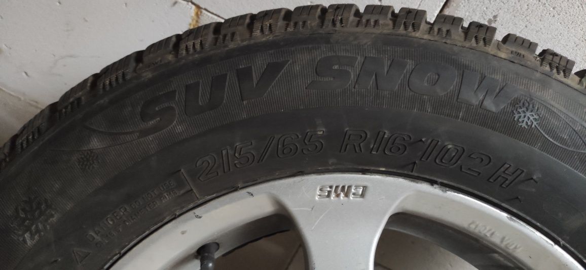 Alufelgi z nowymi oponami zimowymi wzmacnianymi 215/65 r16