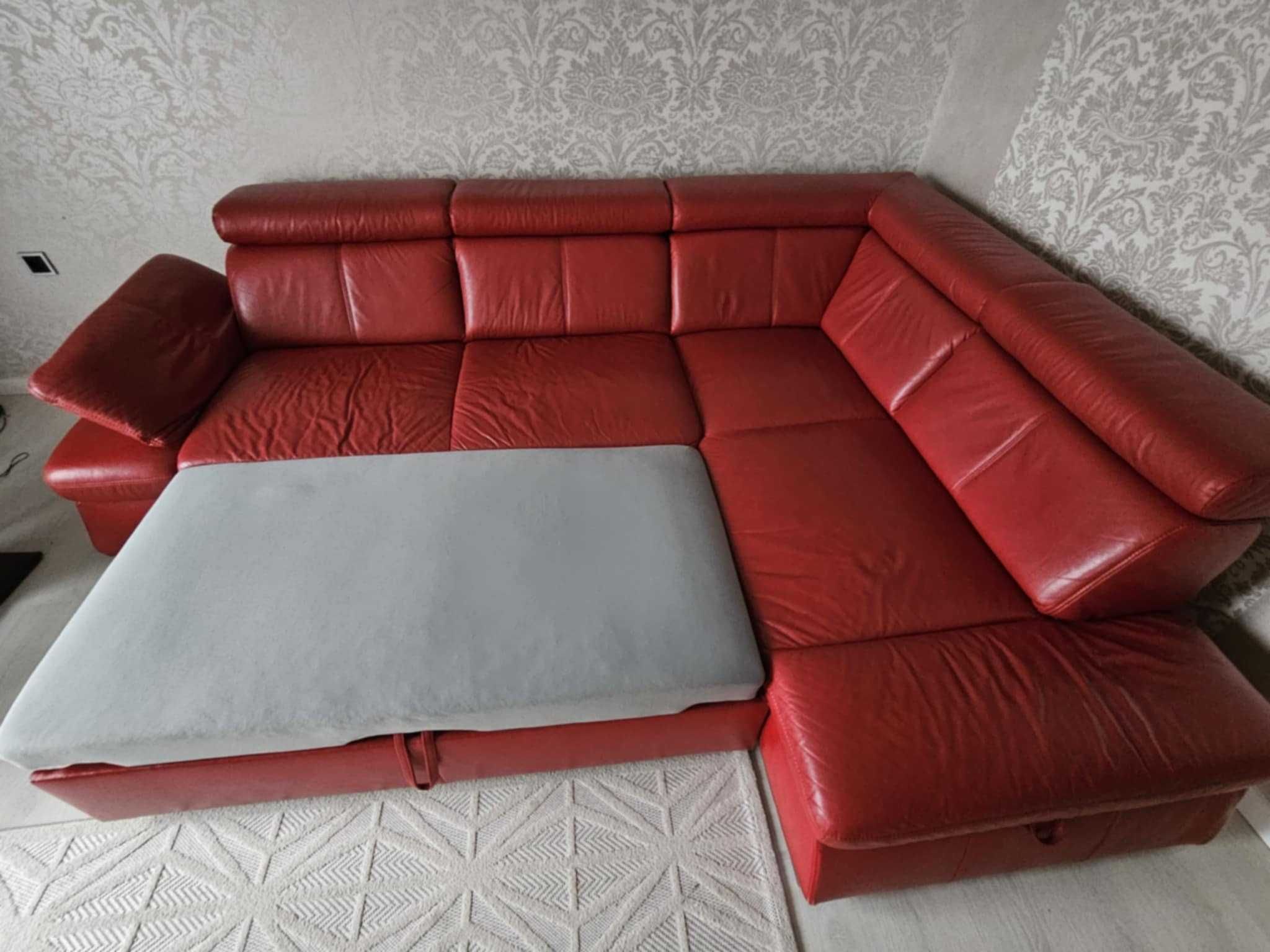 Czerwona skórzana sofa narożna z funkcją spania i pojemnym schowkiem