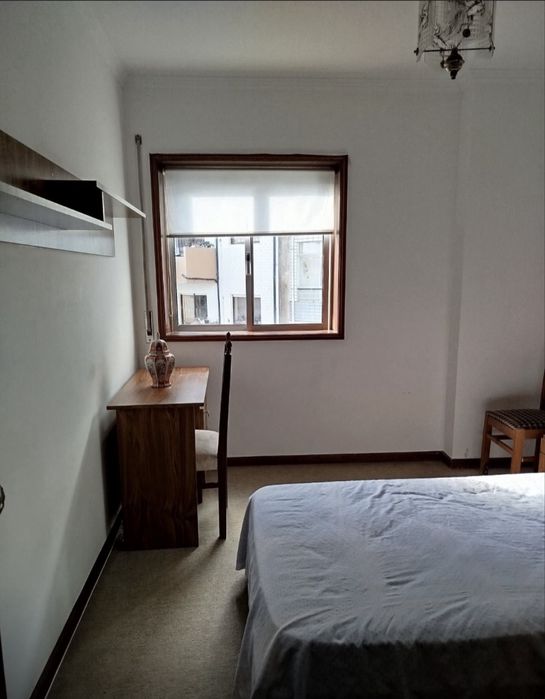 Alugo quarto de solteiro