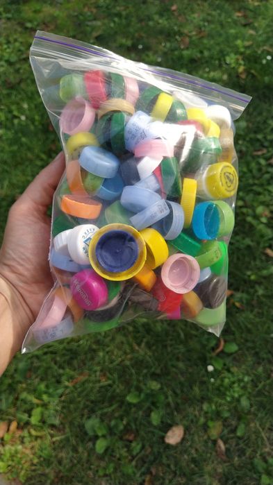 Кришечки від пластикових пляшок