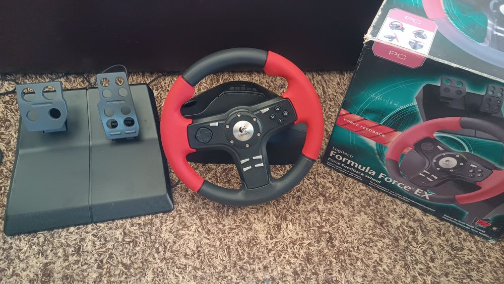 Volante e pedais Logitech PC