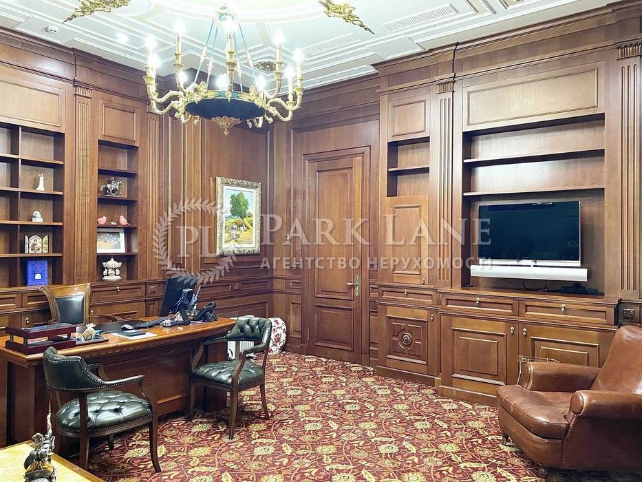 Продам маєток в центрі міста, вул. Володимирська 49б