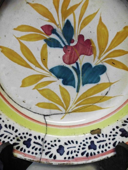 antigo prato em faiança portuguesa