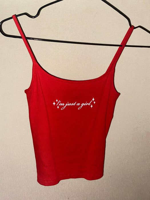 Топ з написом «I'm just a girl».