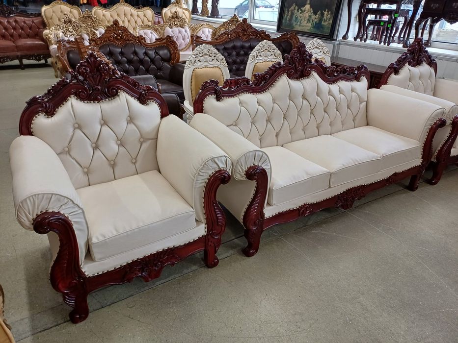 Nowe rzeźbione włoskie kanapy fotele