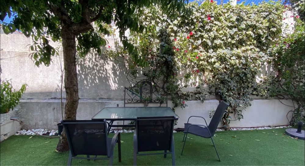 Mesa de jardim com tampo de vidro