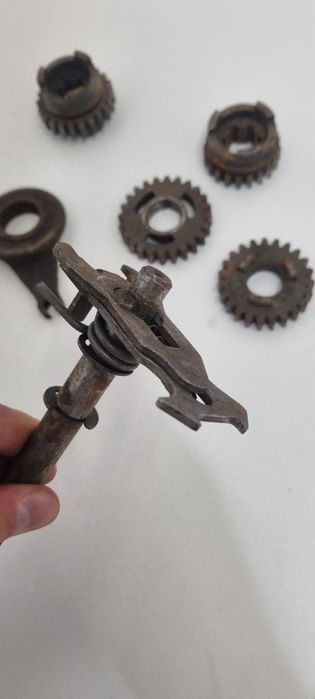 Wałek zdawczy/Wybierak biegów/Przesuwka MZ ETZ 250 DDR