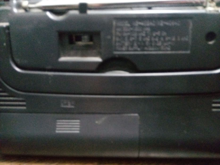 Радіоприймач грає гучно на батарейках і від кабеля