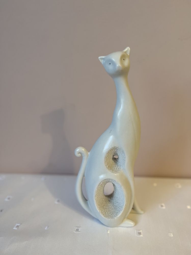 Figurka porcelanowa kot biała