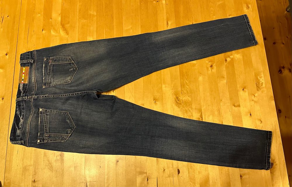 Dżinsy z przetarciami 31