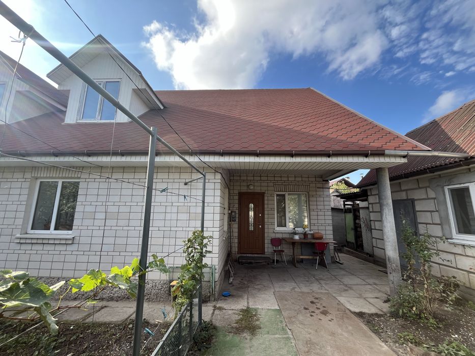 Продаж частини будинку. Городок.