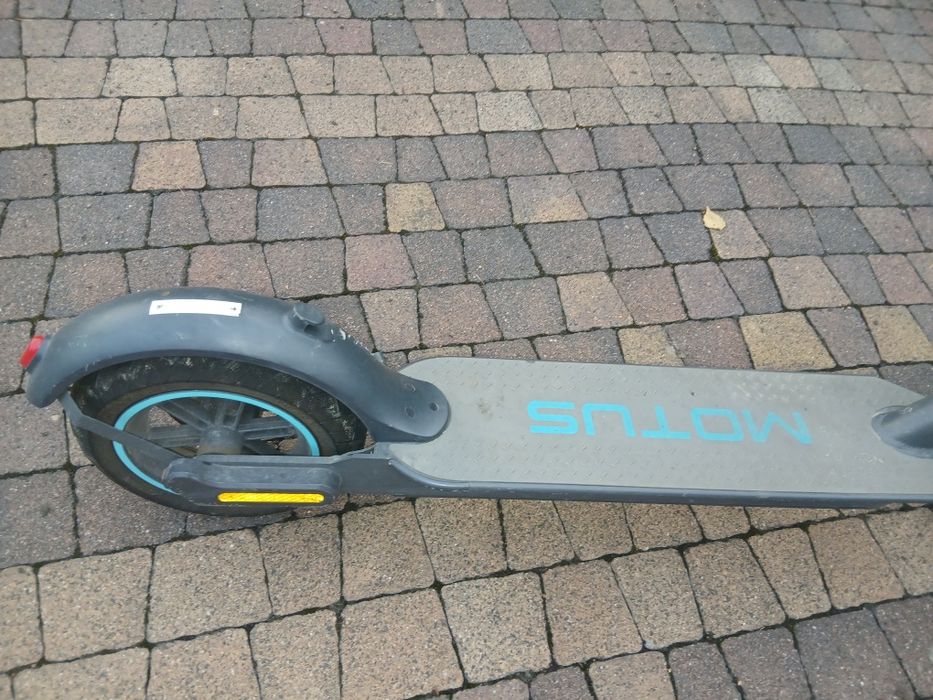 Hulajnoga elektryczna Motus Scooty lite 10 gen 5 oraz ładowarka