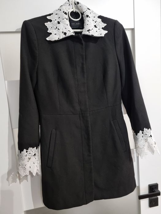 Płaszczyk ZARA czarny Trencz koronkowe rękawy koronka 37 S  płaszcz