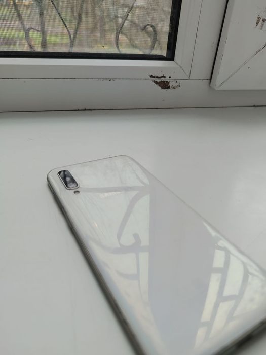 Продам телефон самсунг а50 в хорошем состояние