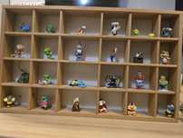 Półka z Kinder niespodziankami bajki Minionki, Gwiezdne wojny, Marvel
