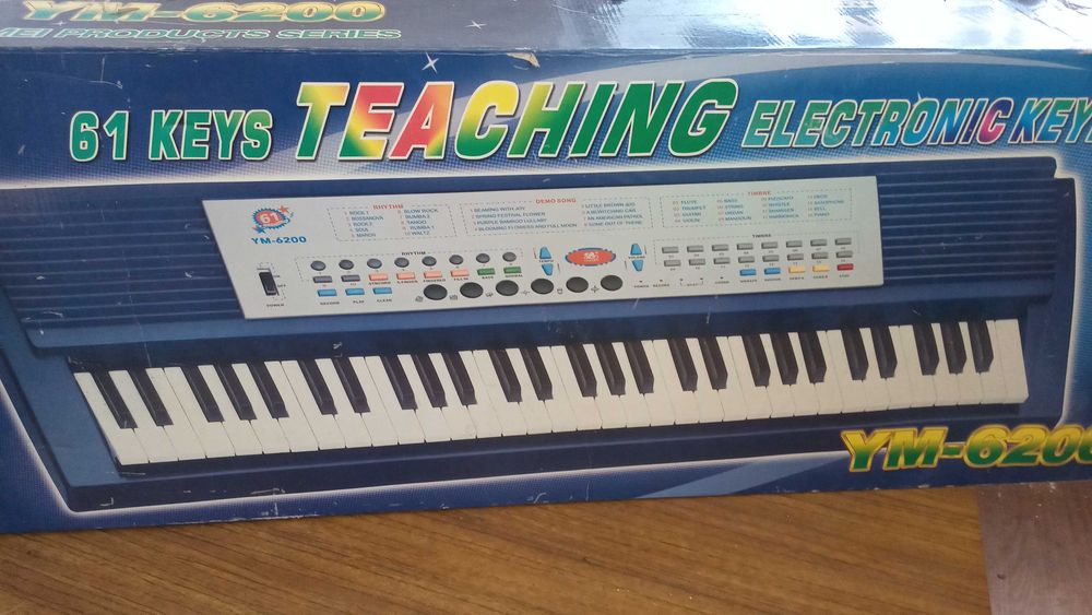 Учебный синтезатор на 61 клавишу