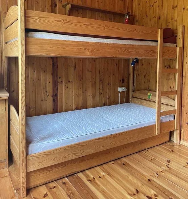 Piętrowe łóżko sosnowe 90x200 z szufladą i 2 materacami sprężynowymi