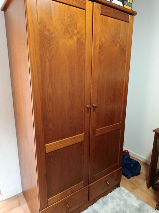 Roupeiro e cama de solteiro em madeira