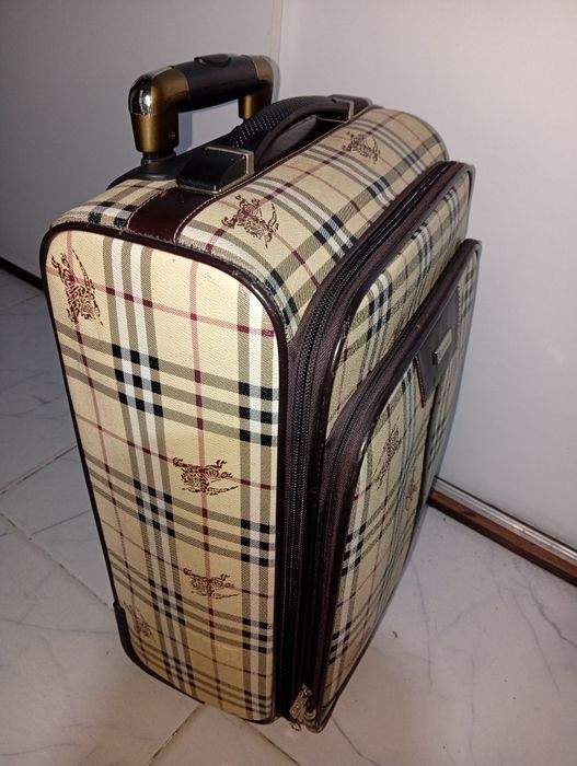 Чемодан на колесах с ручкой 40 литров