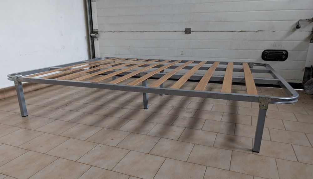 Cama de casal (190x140) em ótimo estado