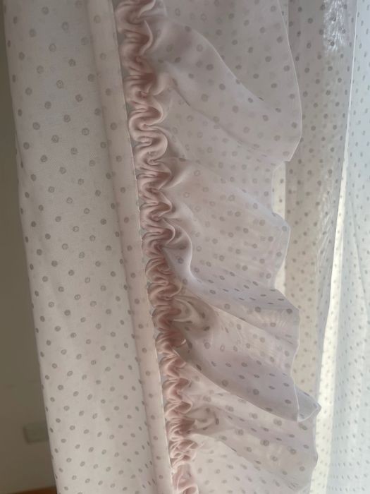 Cortinas brancas e rosa