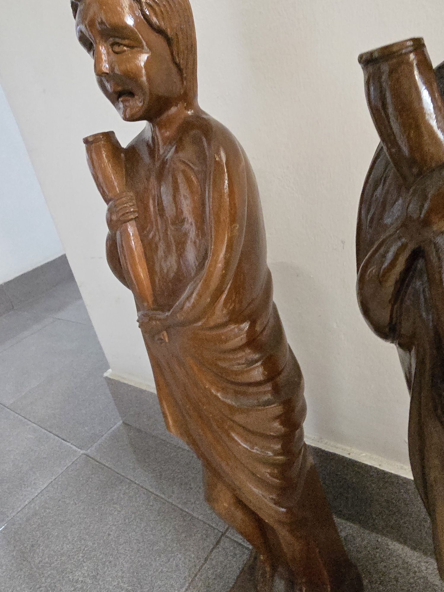 Duas figuras em madeira.