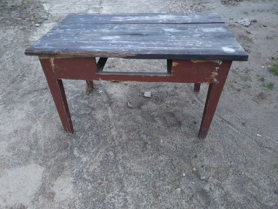 Drewniany stół do renowacji