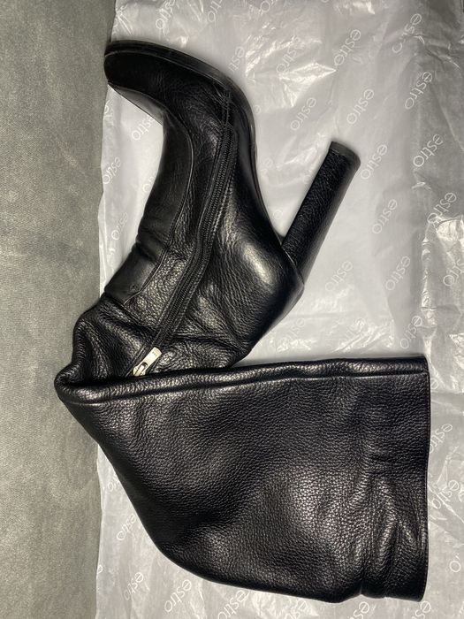 Чорні шкіряні чоботи на високих підборах.