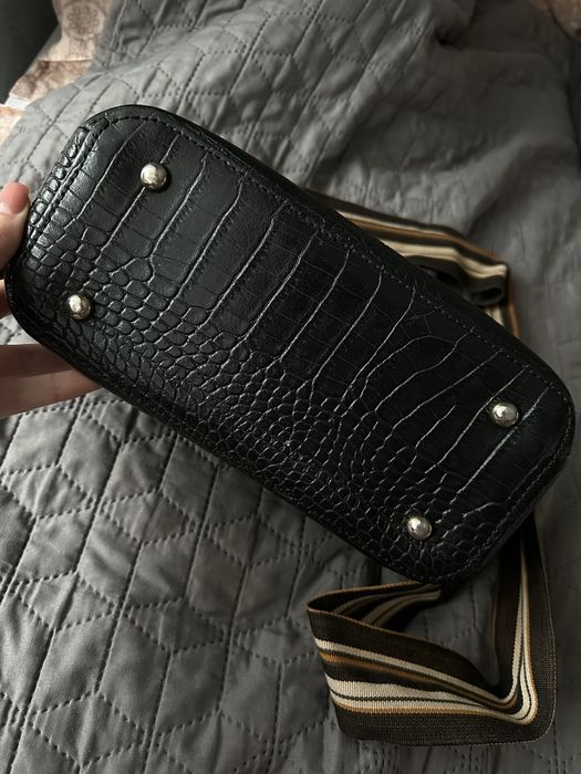 Чорна сумочка з натуральної шкіри