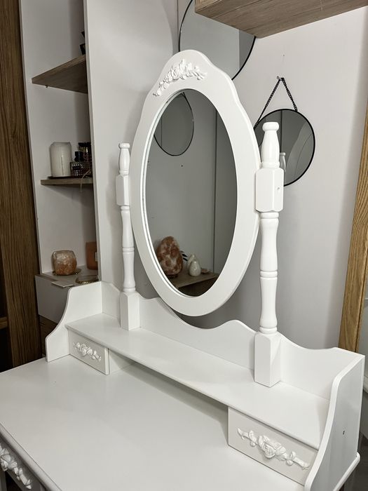 toaletka styl coquette do makijażu ozdobna z lustrem