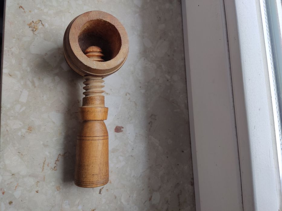 Drewniany dziadek do orzechów ścisk