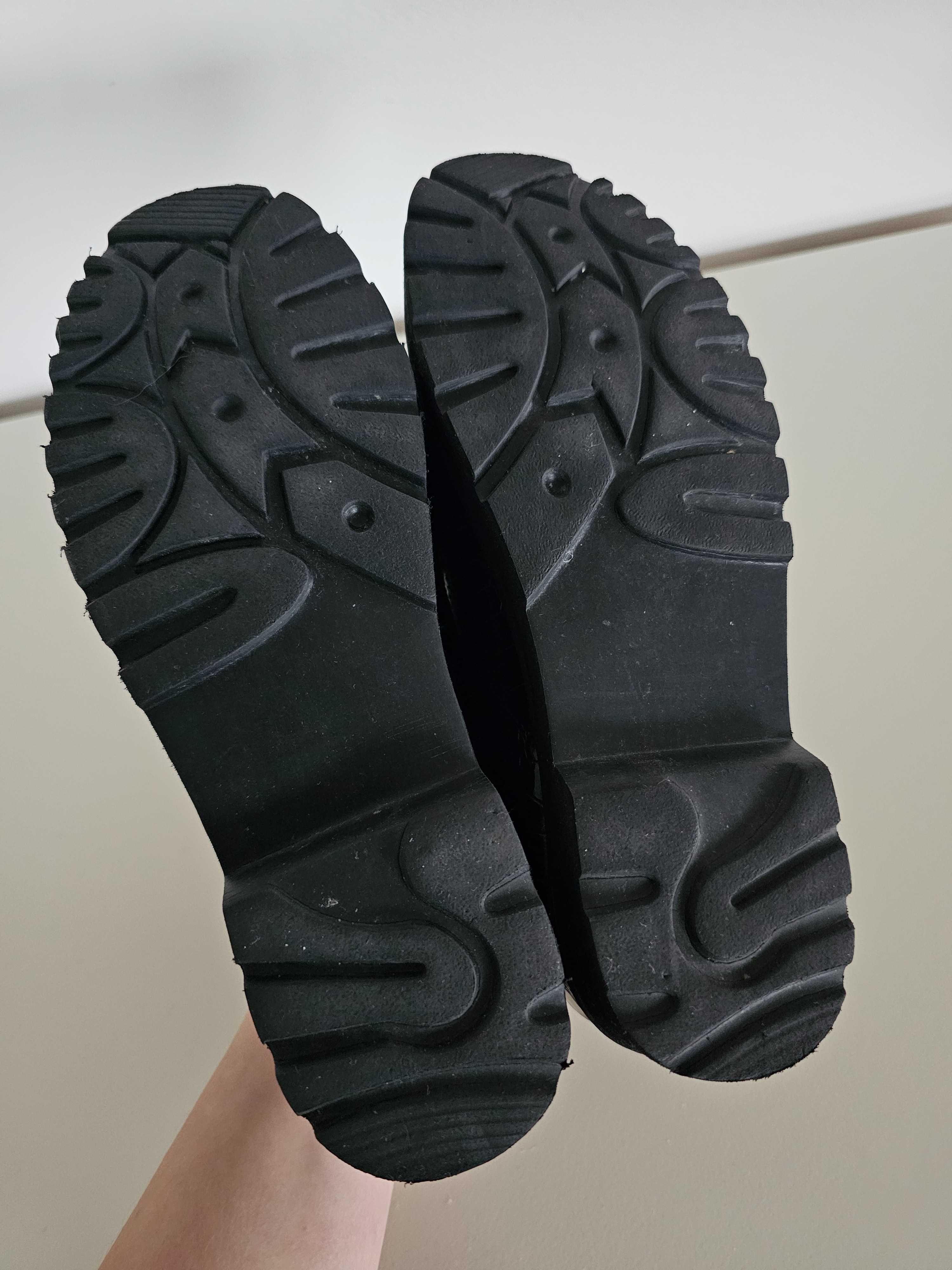 Czarne buty mokasyny lakierowane na platformie Pavers r. 35