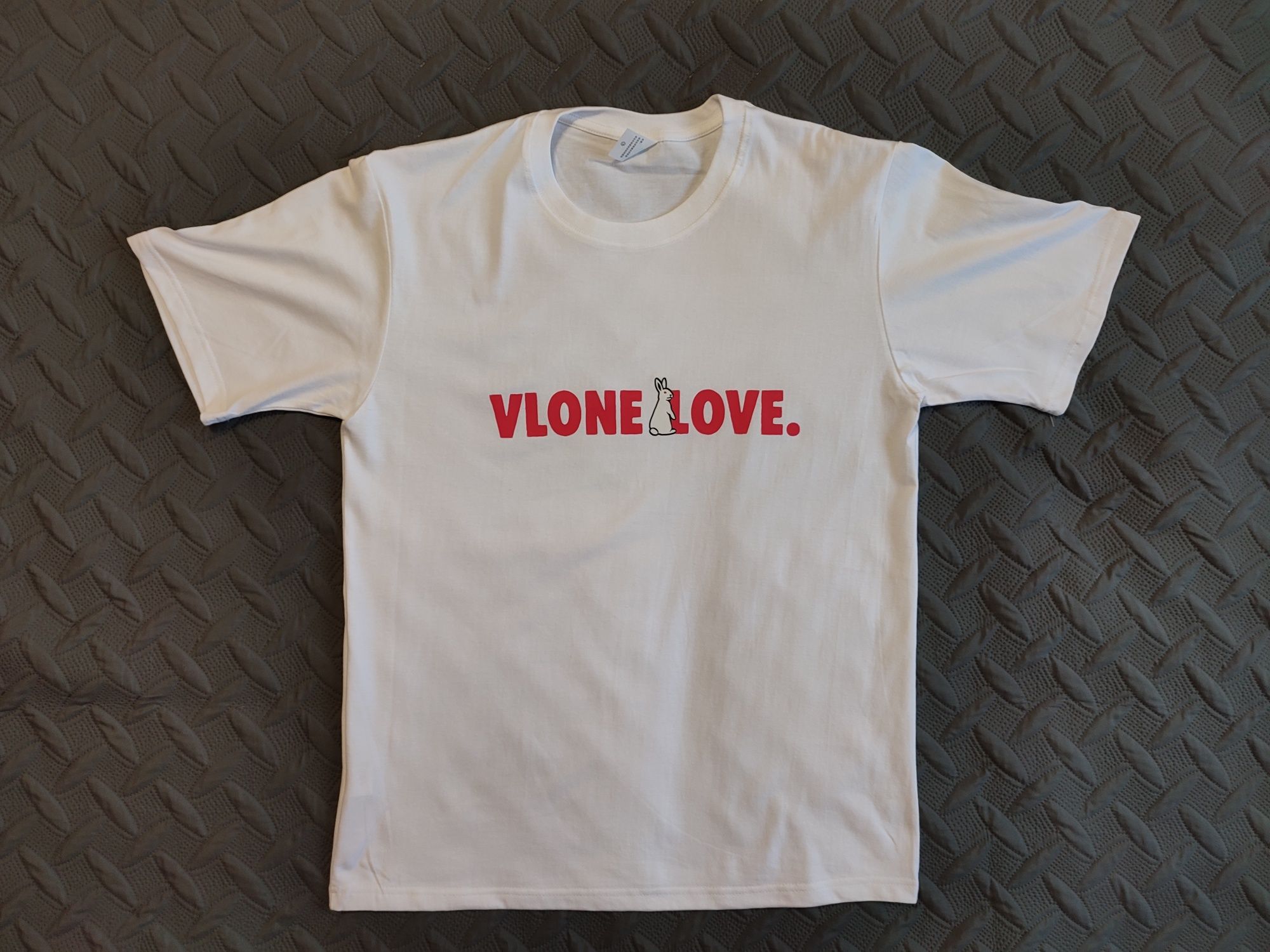 В наявності чоловічі футболки Vlone Love