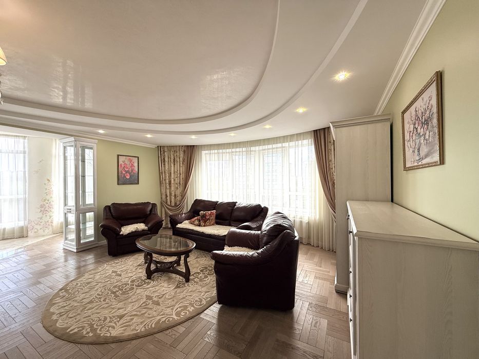 Велика 3к-Квартира з Авторським ремонтом у Калиновій Слободі.