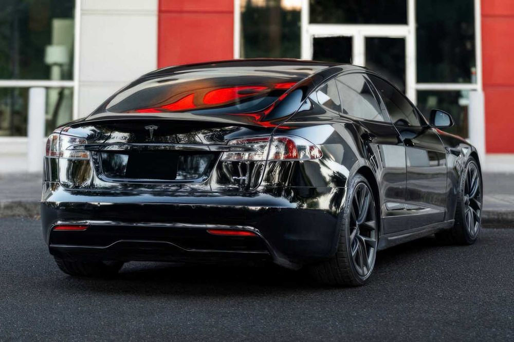 Tesla Model S Plaid      2022