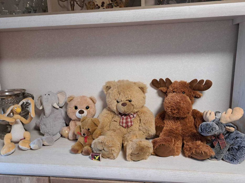 Ведмідь, іграшки. Слон. Олень.